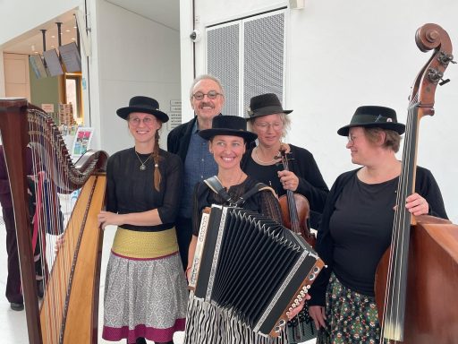 Josef Hader mit der Musikgruppen "Oane Wiakoane"